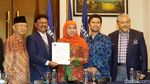 Senyum Khofifah-Emil Dardak Terima Surat Dukungan dari NasDem