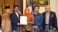 Khofifah-Emil Dardak menerima surat dukungan dari Sekjen DPP NasDem Jhonny G Plate di kantor DPP NasDem di Gondangdia, Menteng, Jakarta Pusat, Selasa (2/1/2018).