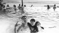 Joe Taslim juga menghabiskan waktu liburan bersama istri dan anak-anaknya. (joe_taslim/Instagram)