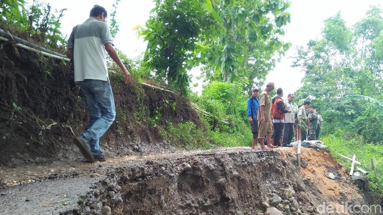 Hujan Semalaman, Jalanan Desa di Rembang Putus Hujan Semalaman, Jalanan Desa di Rembang Putus