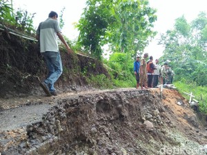 Hujan Semalaman, Jalanan Desa di Rembang Putus