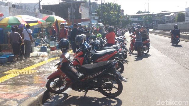 PKL Masih Berjualan di Trotoar Bali Mester Jaktim, Pejalan Kaki Terganggu