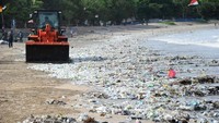 Pantai Kuta begitu terkenal dengan deburan ombak yang menantang para peselancar. Banyak turis mancanegara yang datang ke Bali hanya untuk berselancar. (Sonny Tumbelaka/AFP)