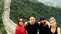 Dalam beberapa wawancara, ibu dua anak ini mengungkapkan bahwa dia sangat menyukai laut dan liburan bersama kerabat-kerabatnya (alessandraambrosio/Instagram)