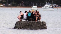 Dilansir dari BBC, mereka memilih membuat pulau ‘reklamasi’ di muara Tairua di semenanjung Coromandel. Tidak dijelaskan kapan pulau tersebut dibuat. (Foto: Dok. Facebook via dmarge.com)