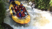 Nadine Alexandra Dewi, Puteri Indonesia 2010, nampak menikmati olahraga rafting atau arung jeram.(Foto: instagram/@nadinealexandradewi)