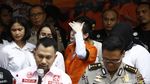 Ekspresi Ceria Jennifer Dunn Saat Dipamerkan di Polda Metro