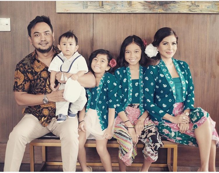 Cantik dan Gantengnya Keluarga Meisya Siregar Pakai Baju Cantik dan Gantengnya Keluarga Meisya Siregar Pakai Baju