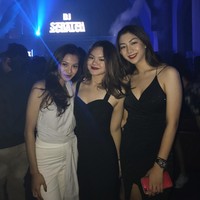 Shafa Harris merupakan anak Sarita yang menarik perhatian publik setelah melabrak Jennifer Dunn di sebuah pusat perbelanjaan. Sehari-harinya Shafa suka tampil casual dengan legging atau celana denim. Seperti di foto ini dia memakai legging hitam, sweatshirt dan tas Chanel. Foto: Instagram