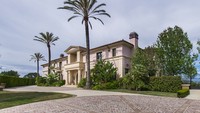 Kini, anda bisa menyewa rumah milik pengusaha atau mantan pemain RHOB, Adrienne Maloof di Beverly Hills, California seharga US$ 150.000 per bulan atau sekitar Rp 2 miliar per bulan. Istimewa/homesoftherich.net.