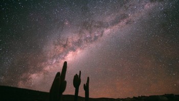 Padang gurun dan Bima Sakti. Betapa indah ciptaan Tuhan. Foto: Space