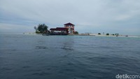 Untuk menuju ke Pulau Kodingareng Keke hanya memakan waktu sekitar 40-60 menit tergantung kecepatan perahu motor dan kondisi cuaca saat menyeberang. Biayanya adalah Rp 500.000, tergantung kesepakatan Anda dengan pemilik kapal (Ibnu/detikTravel)