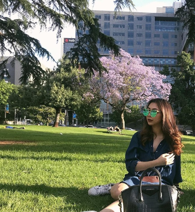 Ini adalah Shania Salsabila, kakak Shafa Aliya atau Shafa Harris yang populer setelah melabarak Jennifer Dunn. Shania juga populer di media sosial dengan jumlah pengikut di Instagram lebih dari 144 ribu. Menetap di Melbourne, Australia, Shania mengunggah fotonya bersantai di taman ditemani tasnya dari brand Givenchy. Foto: Instagram