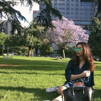 Ini adalah Shania Salsabila, kakak Shafa Aliya atau Shafa Harris yang populer setelah melabarak Jennifer Dunn. Shania juga populer di media sosial dengan jumlah pengikut di Instagram lebih dari 144 ribu. Menetap di Melbourne, Australia, Shania mengunggah fotonya bersantai di taman ditemani tasnya dari brand Givenchy. Foto: Instagram