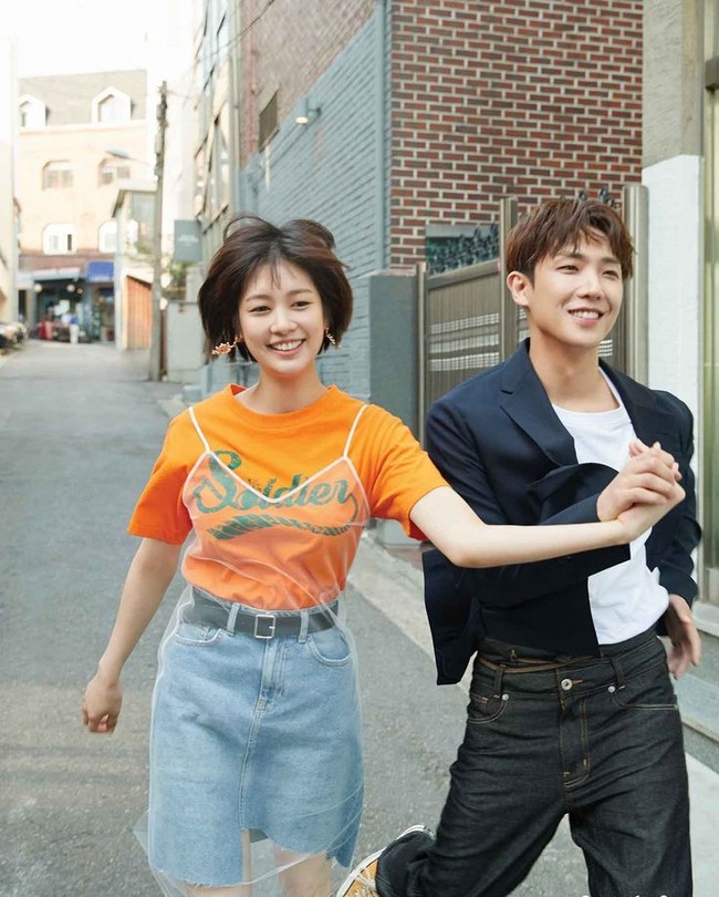 Dikutip dari Soompi, Lee Joon yang kini masuk militer sejak Oktober 2017, memanfaatkan waktu bebasnya selama lima hari bersama Jung So Min. Foto: Marie Claire