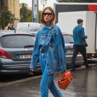 Model jeans yang satu ini lain dari pada yang lain. Potongannya yang asimetris akan sekejap menjadikanmu pusat atensi. Entah itu jaket denim dengan kancing silang, rok denim berpotongan lilit. (Foto: ist.)