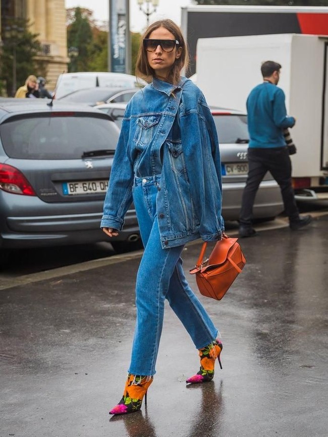 Model jeans yang satu ini lain dari pada yang lain. Potongannya yang asimetris akan sekejap menjadikanmu pusat atensi. Entah itu jaket denim dengan kancing silang, rok denim berpotongan lilit. (Foto: ist.)