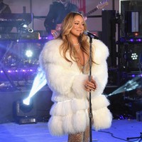 Siapa sangka Mariah Carey yang hidupnya penuh kemewahan juga pernah susah di awal karier. Mariah pernah bekerja sebagai pelayan saat baru pindah ke New York. Aku tidur di atas matras di lantai. Aku menulis laguku dan menjadi pelayan yang buruk, ujarnya dalam serial realitinya. Foto: Getty Images