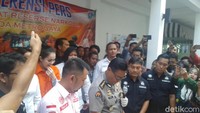 Jennifer Dunn terlihat tertawa saat polisi merilis kasus narkoba yang menjeratnya. Foto: Febriyantino Nur Pratama