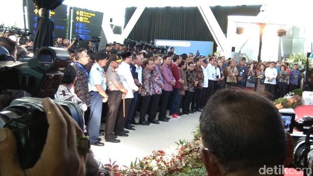 Gaya Matching Jokowi Resmikan Kereta Bandara Soetta