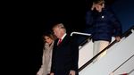 Gaya Trump Pulang Liburan Tahun Baru Naik Air Force One