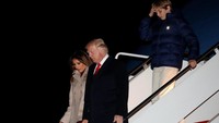 Trump dan keluarga saat tiba di Florida. 