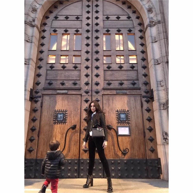 Jessica Iskandar yang tengah menikmati liburan akhir tahun ke Swedia berpose dengan memakai tas Hermes Kelly yang harganya US$ 19.750 atau sekitar Rp 266 juta. Foto: Instagram