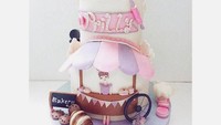 Saat ulang tahun 15 Oktober 2017, Prilly mendapat cake imut ini. Cake-nya bertingkat dengan warna putih, pink dan ungu yang cantik. Foto: Instagram prillylatuconsina96