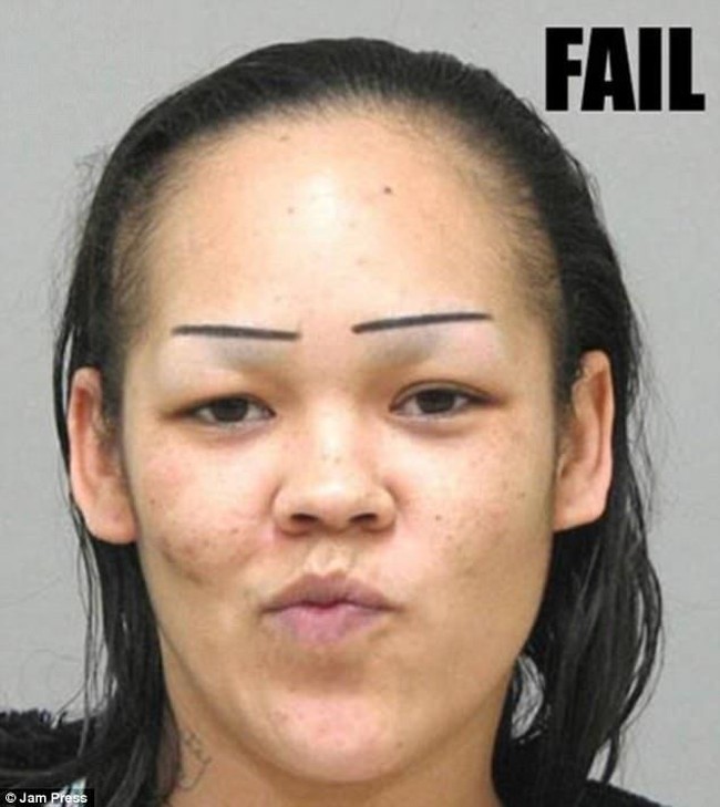 Bagaimana dengan alis yang satu ini? Bentuk alisnya super lurus dan pendek sehingga terlihat lucu.