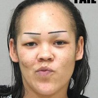 Bagaimana dengan alis yang satu ini? Bentuk alisnya super lurus dan pendek sehingga terlihat lucu.