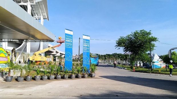 Foto: Pagi ini, umbul-umbul biru peresmian pengoperasian Kereta Bandara sudah terpasang. Fotografer: Danu Damarjati/detikcom.