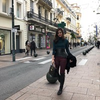 Nia Ramadhani yang tengah berlibur di Paris tampak menenteng tas Hermes Birkin seharga ratusan juta rupiah. Foto: Instagram