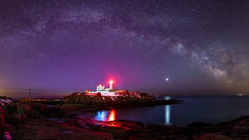 Sungguh mengagumkan foto Bima Sakti yang diambil dengan kamera Canon 6D ini dengan menampilkan mercusuar di Maine, Amerika Serikat. Foto: Space