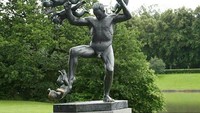 Frogner Park Babyfighter di Norwegia juga memiliki bentuk yang menyeramkan. Patung tersebut menggambarkan seorang pria telanjang yang tampak tengah menendang dan memukul bayi ke udara. Sungguh aneh dan tidak biasa. (@talltraveler1/Instagram)