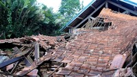 Sementara ruangan kelas 2 belum ambruk dengan tanah, hanya mengalami kerusakan parah.