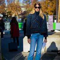 Jangan lupakan mom-jeans yang identik dengan model high-waist. Memasangkannya dengan sneakers serta atasan bergaya feminin, Anda pun tampil trendi di 2018. (Foto: ist.)