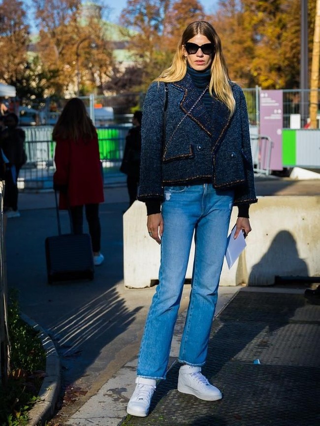 Jangan lupakan mom-jeans yang identik dengan model high-waist. Memasangkannya dengan sneakers serta atasan bergaya feminin, Anda pun tampil trendi di 2018. (Foto: ist.)