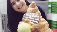 Pemilik gerai bakery, Bebelly Bakery ini juga dapat roti raksasa saat ulang tahunnya. Mau makannya aja gak tega, tulis Prilly. Foto: Instagram prillylatuconsina96