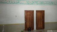 Sumur keramat Pangeran Surya Negara dikelilingi kelambu warna putih, sekitar 10 meter dari pintu masuk situs tersebut (Sudirman Wamad/detikTravel)