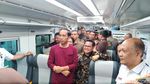 Gaya Kasual Jokowi Berkaus Saat Resmikan Kereta Bandara