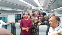 Jokowi melihat ke sekeliling kereta bandara.