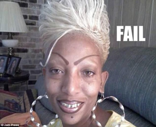 Bentuk alis gagal lainnya terlihat pada wanita berambut putih ini. Bentuk alisnya seperti menukik ke bagian tengah mata.