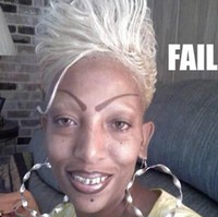 Bentuk alis gagal lainnya terlihat pada wanita berambut putih ini. Bentuk alisnya seperti menukik ke bagian tengah mata.