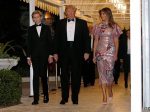 Gaya Glamor Melania Trump Pakai Gaun Rp 74 Juta di Malam Tahun Baru