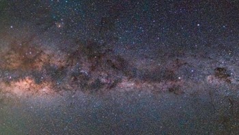 Foto panorama Bima Sakti dengan menjahit 10 foto bersamaan. Foto ini diambil di pantai Pakiri, Selandia Baru. Foto: Space