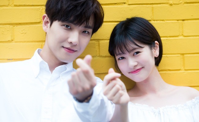 Keduanya dipasangkan sebagai kekasih di serial Father Is Strange. Lee Joon memerankan Ahn Joong Hee sementara Jung So Min berperan sebagai Byun Mi Young. Foto: Naver X Dispatch