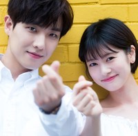 Keduanya dipasangkan sebagai kekasih di serial Father Is Strange. Lee Joon memerankan Ahn Joong Hee sementara Jung So Min berperan sebagai Byun Mi Young. Foto: Naver X Dispatch