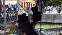 Patung hantu Juodasis Vaiduoklis di Lithuania mengingatkan kita pada karakter Dementor di Harry Potter. Juodasis Vaiduoklis berarti hantu hitam. Namun berbeda dengan Dementor yang membawa musibah, Juodasis Vaiduoklis malah diidentikkan dengan kebaikan. (zaliavasara/Instagram)