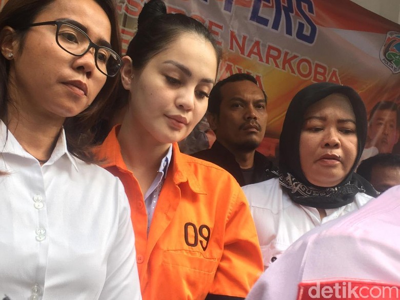 Pakai Baju Tahanan, Jennifer Dunn Santai Dibawa ke Puslabfor Pakai Baju Tahanan, Jennifer Dunn Santai Dibawa ke Puslabfor
