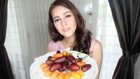Si cantik Olla Ramlan ternyata juga senang konsumsi buah kurma muda untuk kesehatan. Foto: Instagram olla ramlan